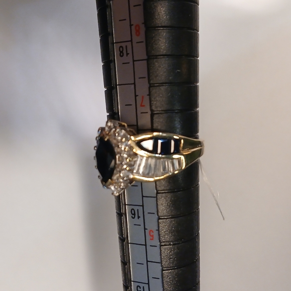 Exquisite Sapphire Ring with Diamonds set in 14ct Gold - Picture 5 of 7